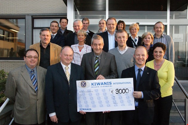 Persbericht Kiwanis Aalter: april 2009 &raquo; NAH Project Ten Bosse en DVC Heilighart Bachte kregen elk een cheque van Kiwanis Baekeland